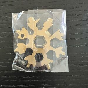 Multi-tool keychain‎